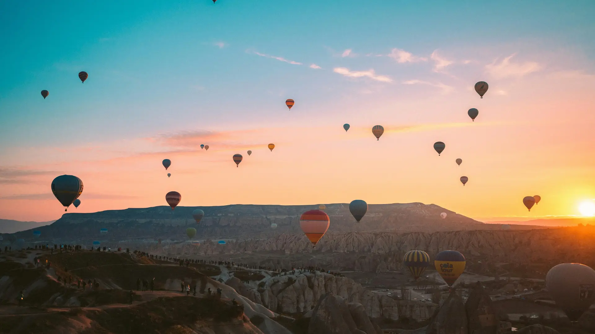 Globos sobre Capadocia al amanecer